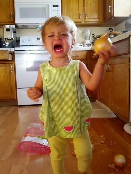 Девочка решила съесть яблоко
