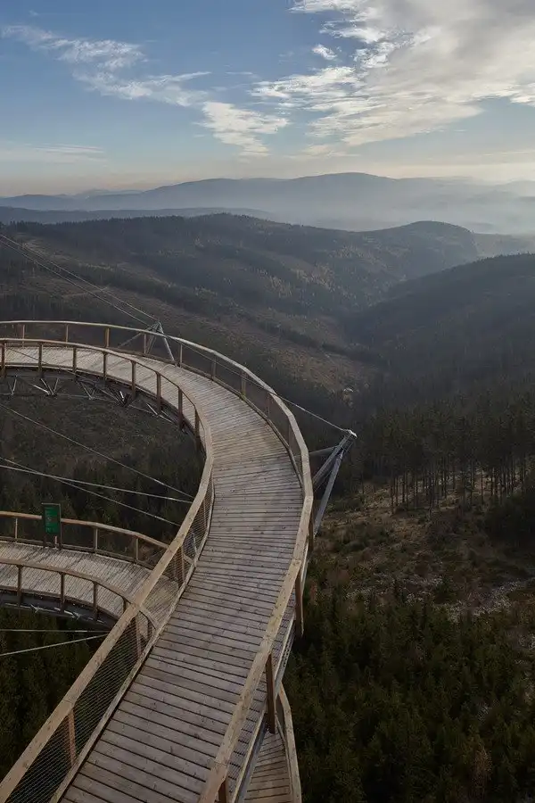 Смотровая площадка с экстремальной горкой в горах Чехии