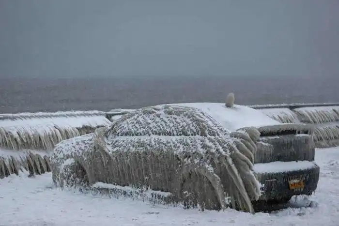 Ночной шторм и сильный мороз превратили автомобиль в большую глыбу льда