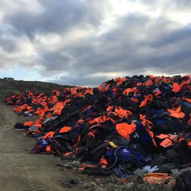 На острове Лесбос составили гигантский символ мира из спасательных жилетов