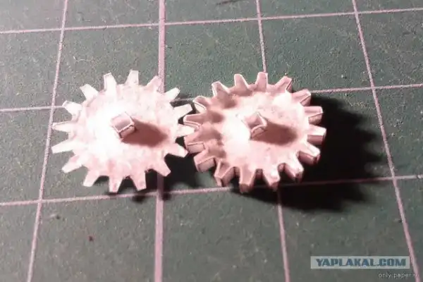 Действующий миниатюрный двигатель V8, из бумаги