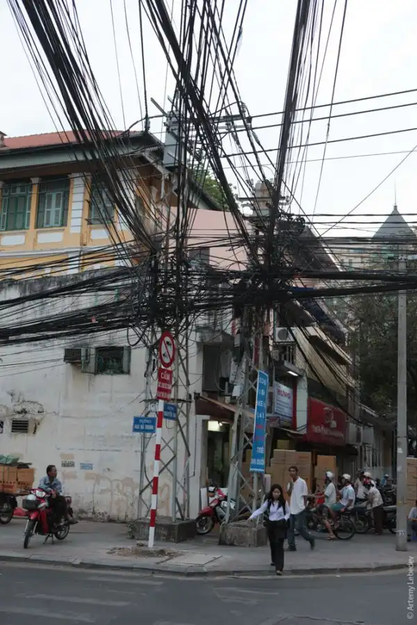 Вьетнамские электрики с прокладкой проводов явно не заморачиваются