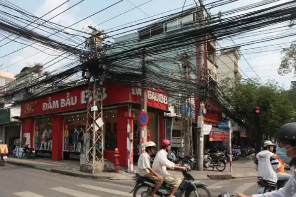 Вьетнамские электрики с прокладкой проводов явно не заморачиваются