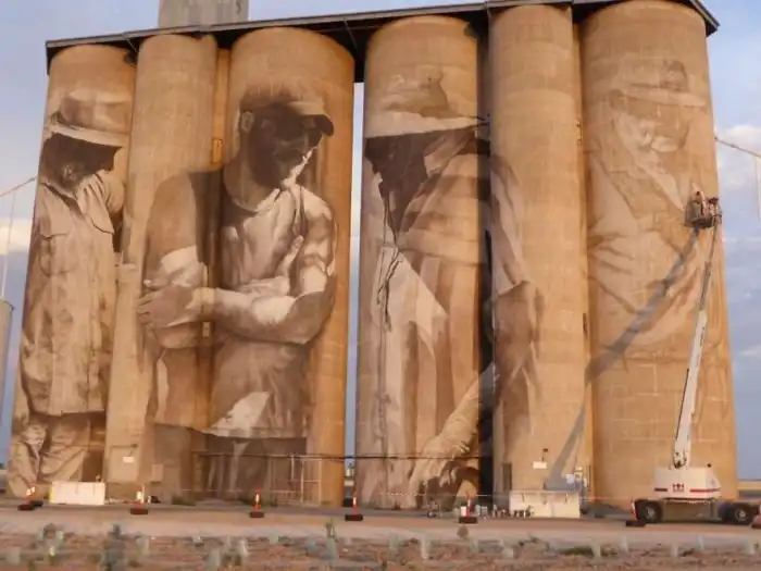 Уличный художник Гвидо ван Хелден расписал старое зернохранилище