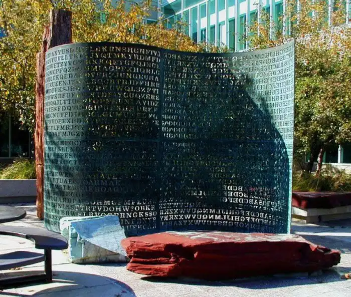 Скульптура-загадка в штаб-квартире ЦРУ