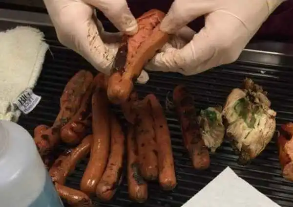 Сосед регулярно подбрасывал собачке жареные на гриле колбаски