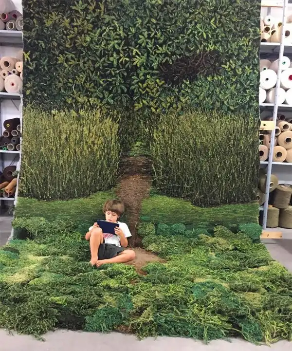 Обычные ковры уже не в моде: художник создает для пола настоящие лесные поляны