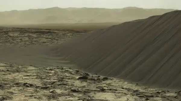 Марсоход curiosity изучает темные дюны