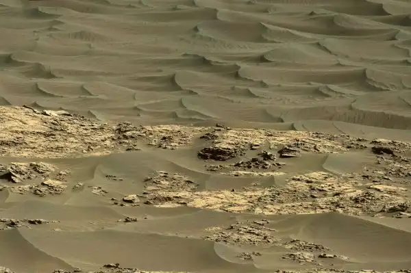 Марсоход curiosity изучает темные дюны