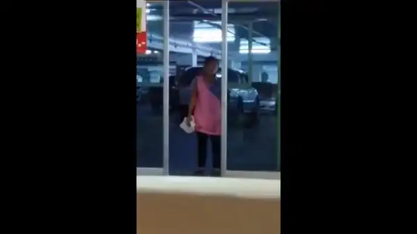 Девушка пытается вымыть автоматические двери