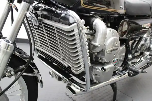 Капсула времени: новый роторный мотоцикл Suzuki RE5 1976-го года.