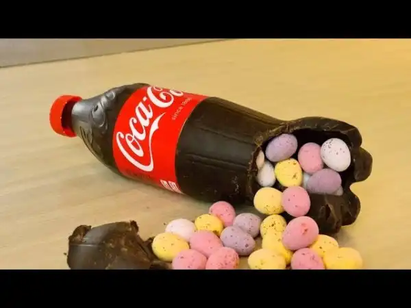 Шоколадная бутылка Кока-колы с конфетами внутри