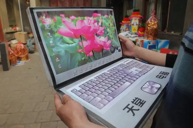 Китайцы дарят предкам бумажные ноутбуки и нарисованный алкоголь