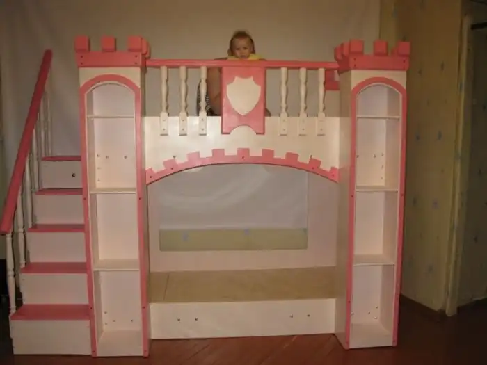 Самодельная кроватка-замок для любимой дочери