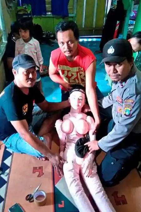 В Индонезии деревенские жители приняли резиновую куклу за «падшего ангела»