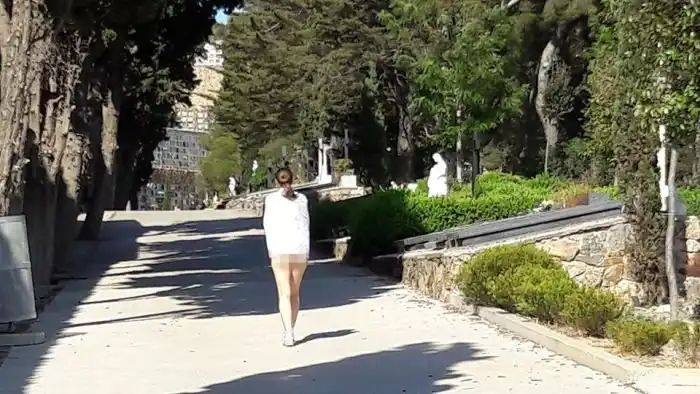 Порноактриса Екатерина Макарова (Macy Ssens) устроила голую фотосессию на барселонском кладбище