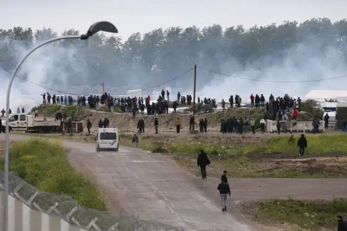 Мигранты продолжают штурмовать французский город Кале