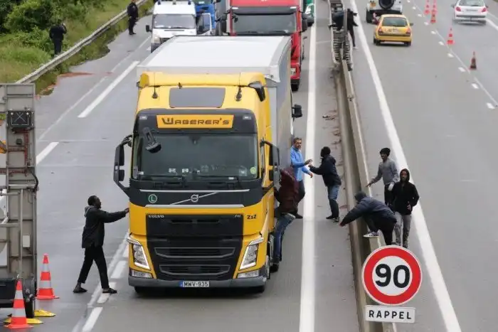 Мигранты продолжают штурмовать французский город Кале