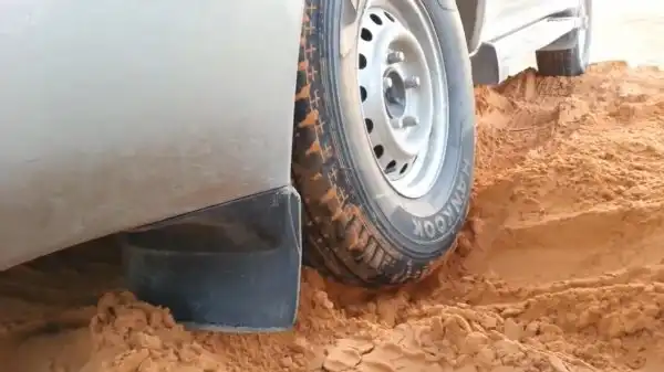 Как арабы вытаскивают свои машины из песка