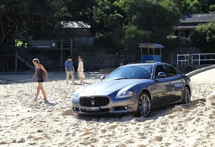 В Сиднее водитель Maserati выехал на пляж, чтобы поиграть там в гольф