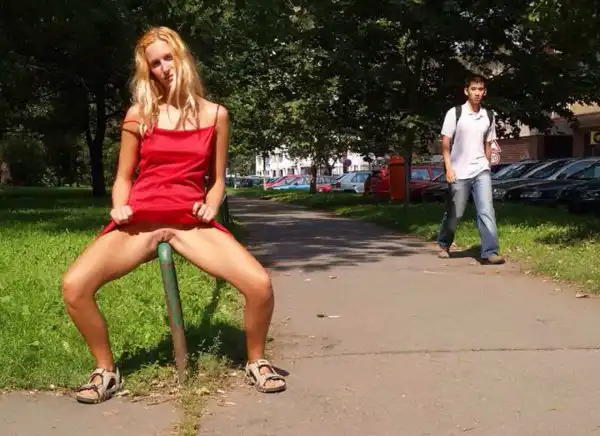 Девушки без трусиков, под юбкой