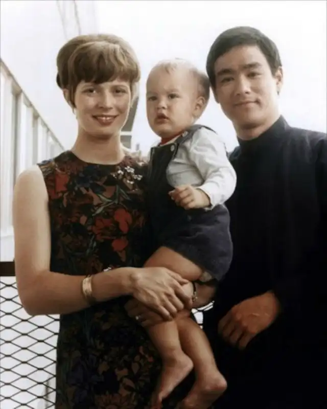 Малоизвестные фотографии Брюса Ли из семейного архива.