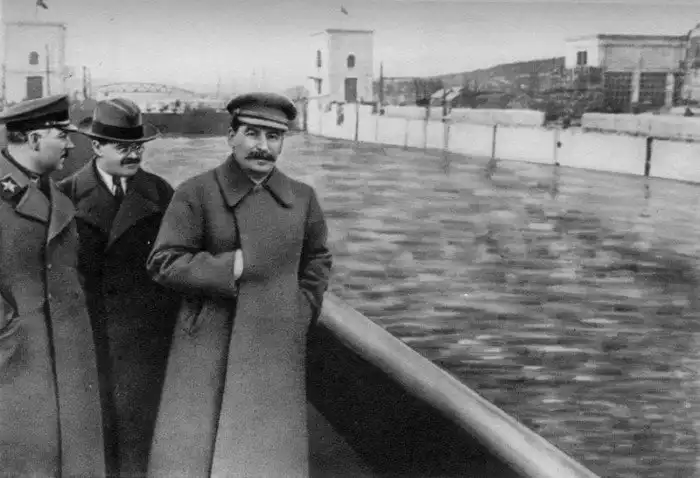 Задолго до фотошопа: искусство удаления людей с фотографий в СССР