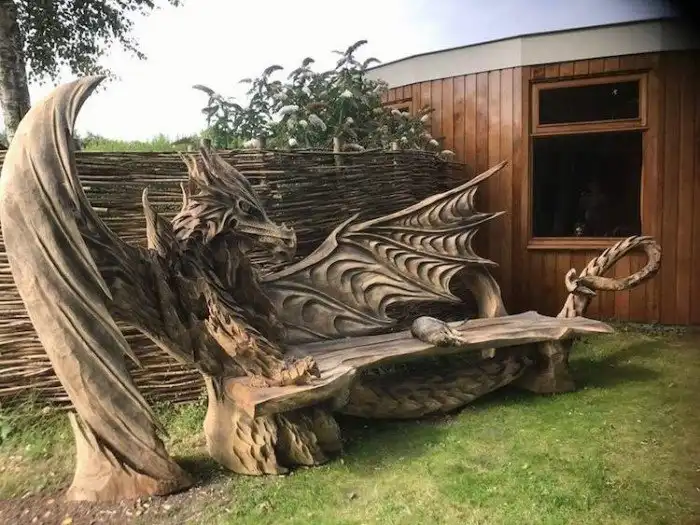 Резьба по дереву бензопилой: драконья скамейка