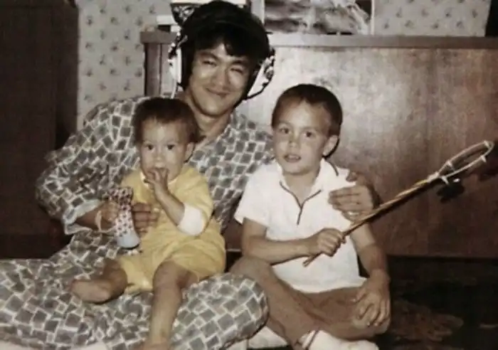 Малоизвестные фотографии Брюса Ли из семейного архива.