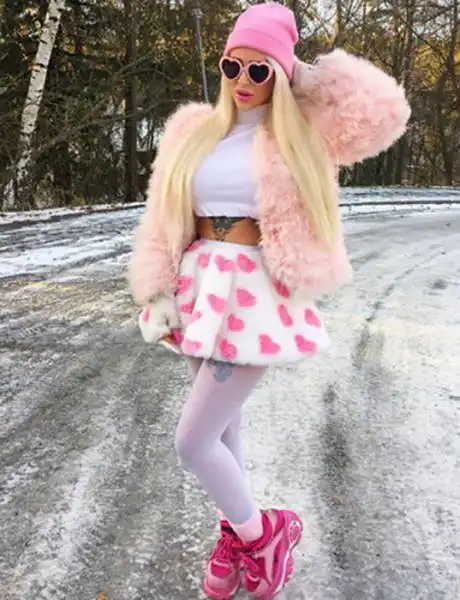 Порнозвезда Алисия Амира, которая хочет быть похожа на куклу Барби