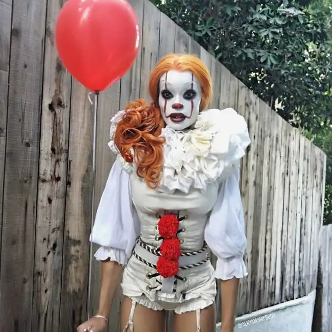 Косплей на клоуна Пеннивайза из фильма «Оно»
