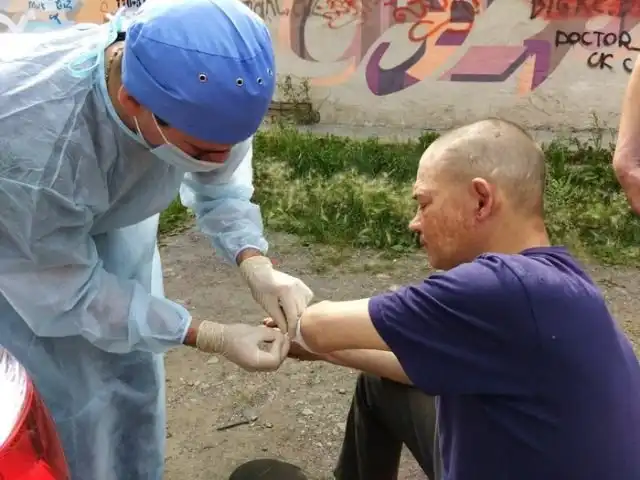 Фельдшер из Челябинска еженедельно ездит на теплотрассы, чтобы лечить бездомных