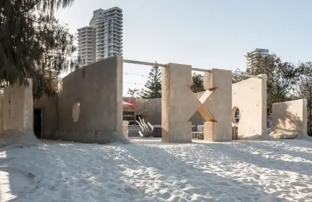 Австралийский хостел, построенный из песка