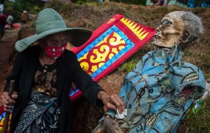 В праздник урожая в Индонезии покойников выкапывают, чтобы повеселились
