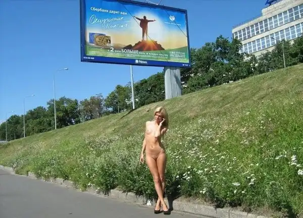 Девушки без трусиков, под юбкой