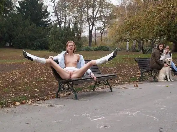 Девушки без трусиков, под юбкой