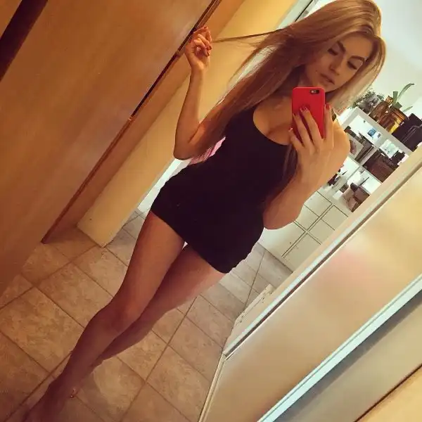 Красивые девушки в платьях