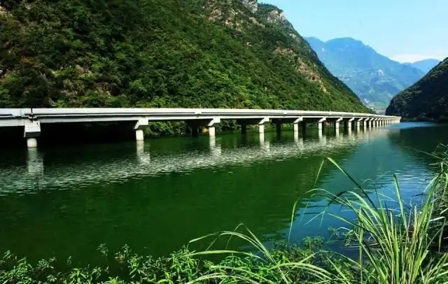 Мост, построенный вдоль реки