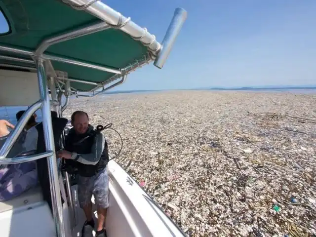 В Карибском море обнаружили остров из пластикового мусора