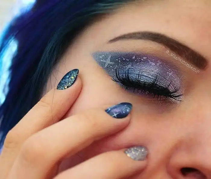 «Галактический макияж» — новый тренд, в котором созвездия играют роль веснушек