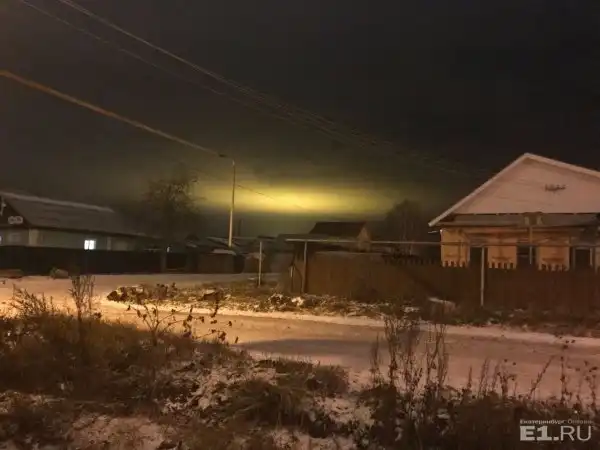 "Это вообще ни на что не похоже": над Екатеринбургом "загорелось" небо