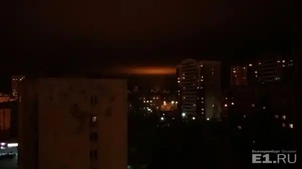 "Это вообще ни на что не похоже": над Екатеринбургом "загорелось" небо