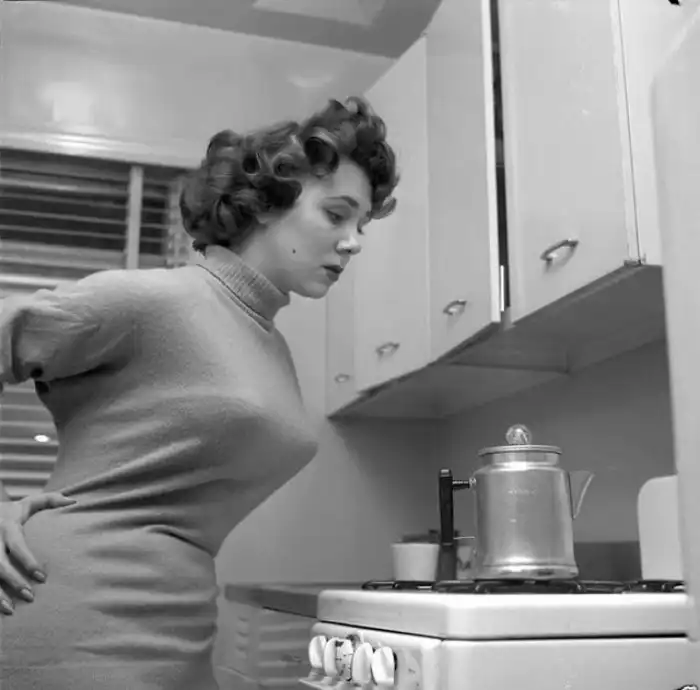 Интригующие 50-е: когда женщины носили «пули» на груди.