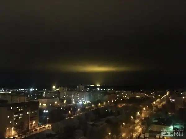 "Это вообще ни на что не похоже": над Екатеринбургом "загорелось" небо