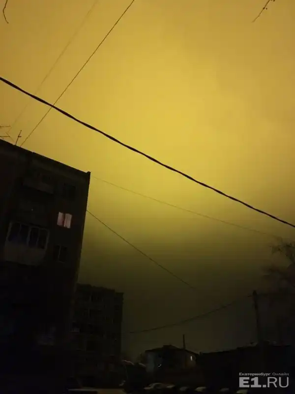 "Это вообще ни на что не похоже": над Екатеринбургом "загорелось" небо