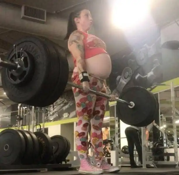 Пауэрлифтерша не прекращает тренировки даже на 8-м месяце беременности