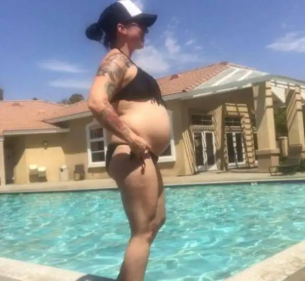 Пауэрлифтерша не прекращает тренировки даже на 8-м месяце беременности
