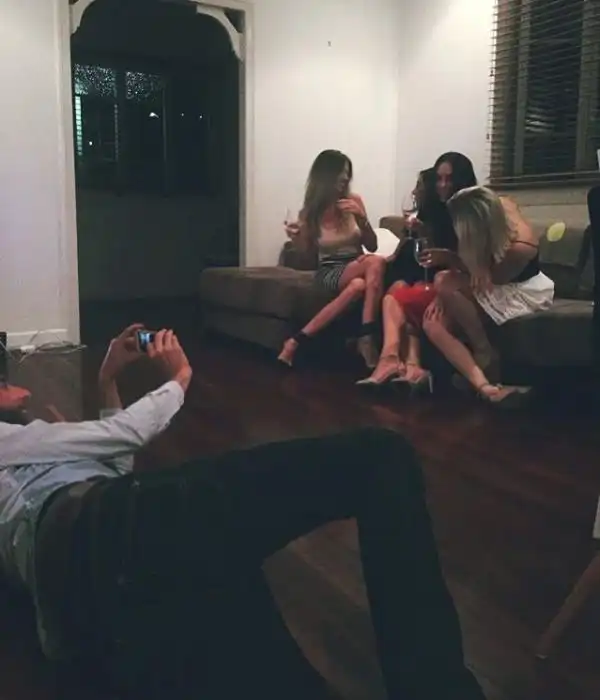 Парни фотографируют своих девушек для Instagram