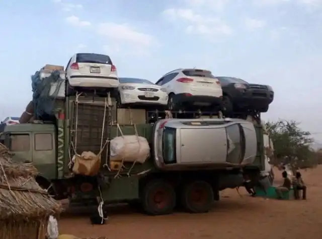 Как перевозят легковые автомобили через пустыни Судана