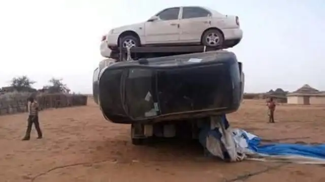 Как перевозят легковые автомобили через пустыни Судана